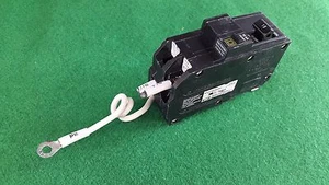 Square D AB4475 CIRCUIT BREAKER 15A 2HOLE, USED - Picture 1 of 4