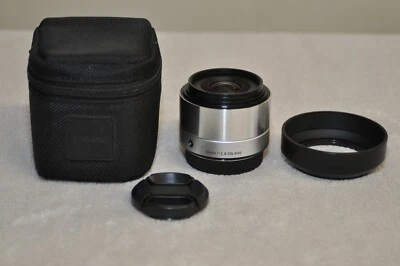 Lente Sigma 19 mm f/2,8 DN para cámaras Micro 4/3 (plateada)_ ¡Excelente estado!! Foto 1 de 4