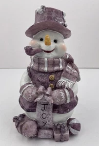 Estatuilla de muñeco de nieve púrpura sombrero de copa y pancarta ALEGRÍA detalles brillantes decoración de Navidad - Imagen 1 de 7