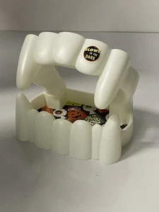 Vintage Hallmark Vampirzähne Bonboniere Schale Dracula Reißzähne leuchten im Dunkeln Blasform - Bild 1 von 10