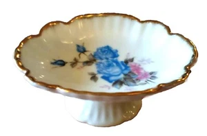VINTAGE PORCELAIN BLUE FLOWER PEDESTAL SOAP TRINKET DISH  MCM - Picture 1 of 11