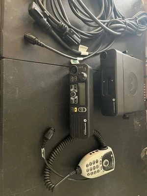 Motorola XPR 4550 VHF Mobile Radio Remote Head + Brick OEM Cables - Image 1 of 4