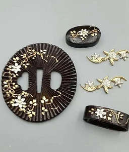 5 Pezzi Spada Parte Tsuba Lama Rame Doratura Guardia Kashira per Katana Wakizashi - Foto 1 di 6