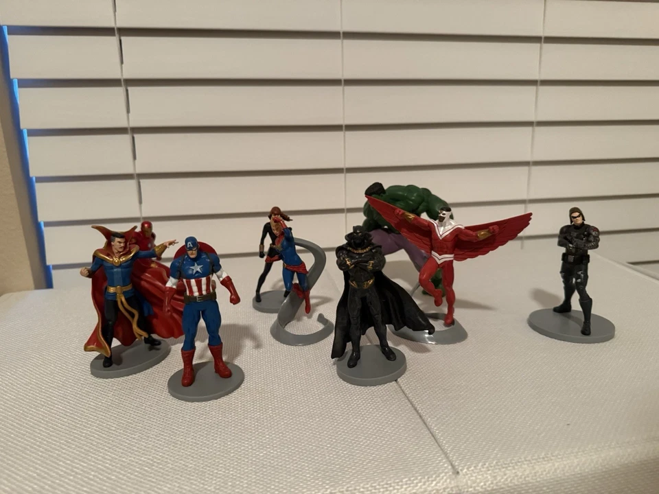  Lote de 8 figuras de Marvel Avengers - Iron Man, Capitán América, Hulk y más Foto 1 de 4