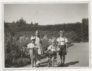 23/981 FOTO MARBURG PARK 1935 SPIELENDE KINDER LEDERHOSE MÄDCHEN ZÖPFEN DREIRAD - Bild 1 von 2