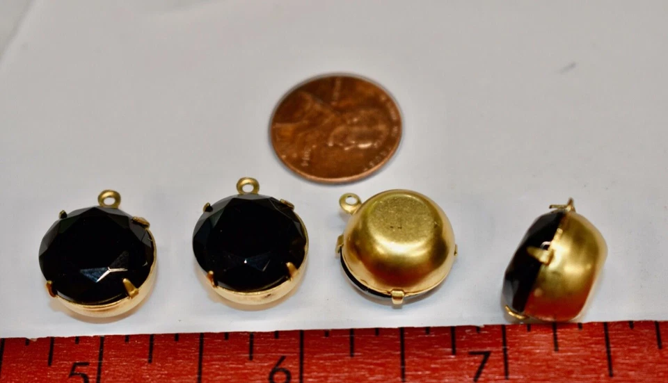 JUEGO DE 4 CRISTALES BISELADOS REDONDOS NEGROS AZABACHE DE COLECCIÓN EN CUENTAS COLGANTES DE LATÓN•15mm • Foto 1 de 1