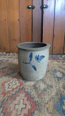 Antigua vasija crema a mano alzada azul cobalto floral de gres de campo temprano 7,5" Foto 1 de 4