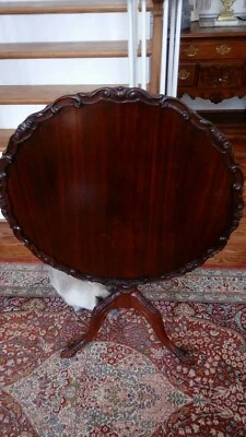 Mesa grande de bolas y garras con corteza de pastel inclinable de caoba  Foto 1 de 4