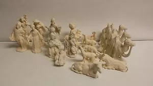 Juego de 19 piezas de cerámica blanca bisque pesebre de vacaciones de Navidad guardería escala 5 - Imagen 1 de 12