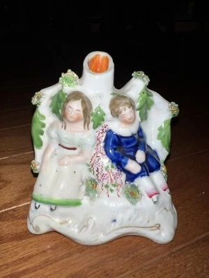 Antigua estatuilla pintada a mano de Staffordshire niña y niño en el bosque C. 1850 Foto 1 de 4