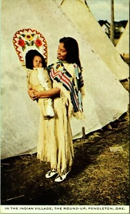 Madre hijo Indian Village Round-up Pendleton Oregon Postal APO Servicio Armado - Imagen 1 de 2