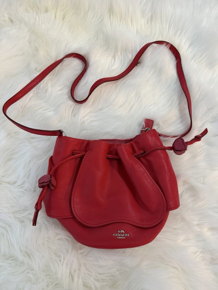 Bolso Bandolera Coach con Cordón Rojo Pétalos Estilo Cuero Guijarro F57543 Foto 1 de 4