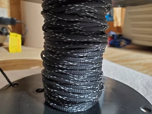 Techflex WMEX0.125BK FR 1/8 Zoll erweiterbarer Schlauch mit weißem Tracer (6 Fuß pro) - Bild 1 von 2