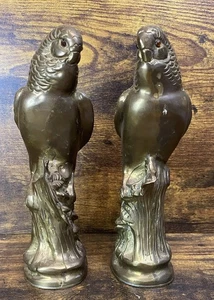 Par de pájaros de metal vintage de loro/periquito de metal vertido de latón/espelter de los años 20 (8,5”) - Imagen 1 de 4