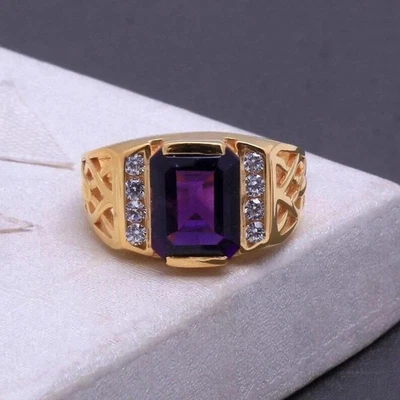 Anillo de alianza de boda de amatista simulada corte esmeralda para hombre acabado en oro rosa de 14 k Foto 1 de 4