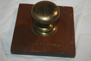 Muestra de vendedor montada Russwin de colección pequeña redonda tapa plana perilla de latón tirador - Imagen 1 de 4