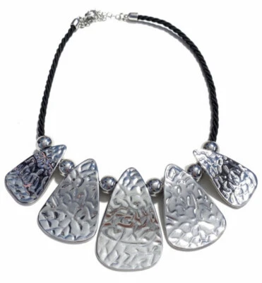 Collar Babero Lia Sophia “Lure Me In” Tono Plata Martillado Distintivo Foto 1 de 3