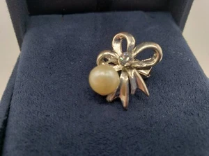 Vintage Silver tone Bow Pearl Crystal Brooch Pin - Picture 1 of 3