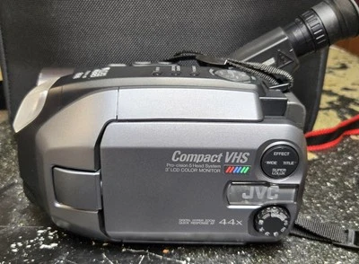 JVC GR-AXM300U VHS-C Analog Camcorder Video Camera Remote Case Extra Battery. A+ - Image 1 of 4