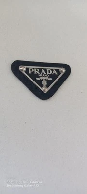 1 x Prada Logo Dreieck Schwarz und Silber Knopf Anhänger Kleidung Emblem - Bild 1 von 4