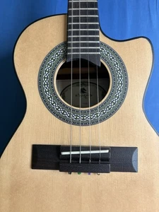 MARQUES MUSICAL 23" BRASILIANISCHE HANDGEFERTIGTE CAVACO ELETROAKUSTIK - CA26NSEL - Bild 1 von 10