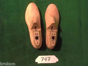 VINTAGE PAIR Wood Size 3 D #61 UNITED LAST DIV USMC Industrial Shoe Last #747 - Picture 1 of 5