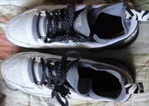 Scarpe da basket Adidas D Lillard Townbiz da uomo bianche e grigie U.S. 9,5 con scatola - Foto 1 di 5