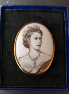Royal Worcester 1953 Coronation brooch Queen Elizabeth II , In Original Box - Foto 1 di 8