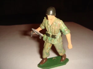 FIGURINE STARLUX MILITAIRE AMÉRICAIN MOIRE BRAS ÉCARTÉ  MITRAILLETTE - Imagen 1 de 1