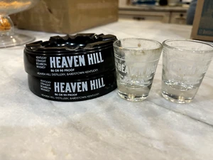 Heaven Hill Vintage Bourbon e Whisky Barware Due Posacenere e 2 Bicchieri Shot - Foto 1 di 2