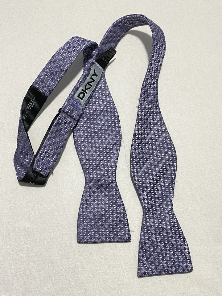 Pajarita DKNY púrpura geométrica de seda para hombre hecha en China buen estado Foto 1 de 3