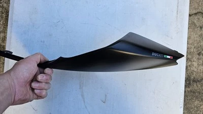 Carenagem traseira esquerda Ducati Panigale 1199 12-14 899 preta 482111661A fabricante de equipamento original - Imagem 1 de 3