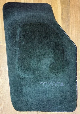 Alfombrilla original para pasajero delantero derecho Toyota Tercel 1986-88 verde oscuro OEM Foto 1 de 4