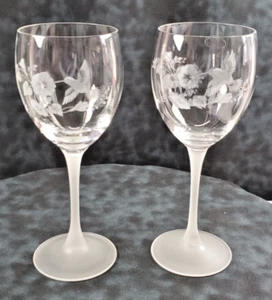 Vintage Avon Colibrì Cristallo Collezione-Stelo Smerigliato Set di 2 Bicchieri Vino - Foto 1 di 3