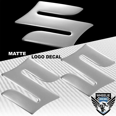 ПАРА 2 «МОТО/ВЕЛОСИПЕД 3D МАТОВЫЙ СЕРЕБРЯНАЯ ЭМБЛЕМА НАКЛЕЙКА ЛОГОТИП КРЫЛО/БАК НАКЛЕЙКА SUZUKI - Изображение 1 из 3