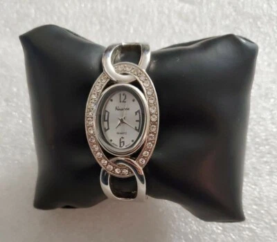 Relógio Navarre ACENTOS DE STRASS funcionando bem - Imagem 1 de 4