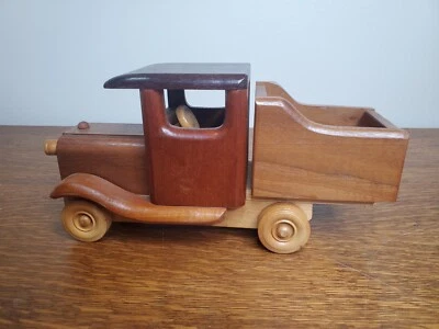 Camión de volteo Mack 1907 vintage de madera en cerezo y roble Foto 1 de 4