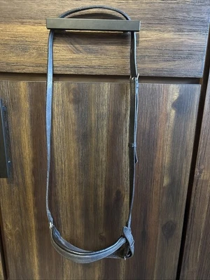 Banda nasal acolchada de cuero negro con brida inglesa, de gran tamaño Foto 1 de 2