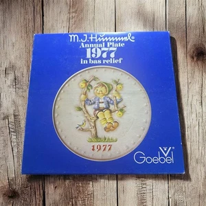 Vintage M.J. Hummel Goebel APFELBAUMJUNGE 1977 Jahresteller, Originalkarton - Bild 1 von 7