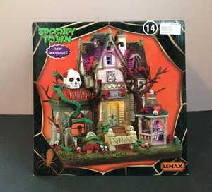 NUEVO Lemax Spooky Town 2024 JARDINES DESLIZANTES Halloween Village Edificio Iluminado - Imagen 1 de 8