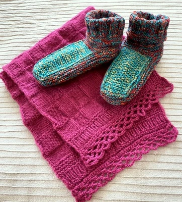 Set - Socken / Puschen Gr. 37-39   &   Schal - Handarbeit / warm u. weich! - Bild 1 von 4