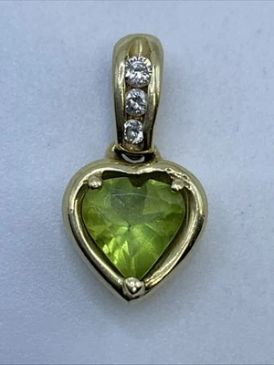 Pingente de berloque fofo de ouro amarelo 14K sólido peridoto e diamantes em forma de coração 1,8gr. - Imagem 1 de 4