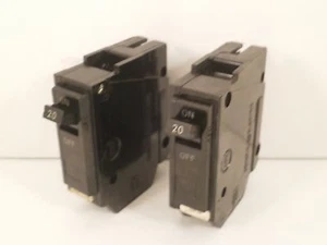 GE *JUEGO DE 2* INTERRUPTORES AUTOMÁTICOS 1 POLO/20 AMPERIOS THQL1120 - Imagen 1 de 5