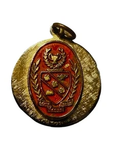Dije universitario con letras griegas corona fondo rojo tono dorado colgante moneda - Imagen 1 de 2