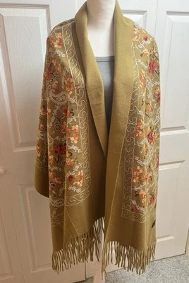 100% 羊绒骆驼色披肩 - 柔软、轻便、优雅带条纹 — 第 1/4 张图片