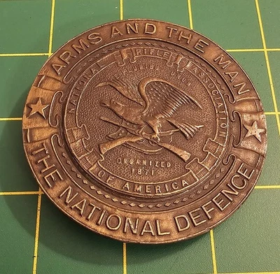 Brazos con hebilla de cinturón de la Asociación Nacional del Rifle y el hombre de la defensa nacional Foto 1 de 2