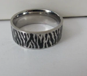 Anillo de diseño de esmalte negro de acero inoxidable talla 11 #ST494 - Imagen 1 de 6
