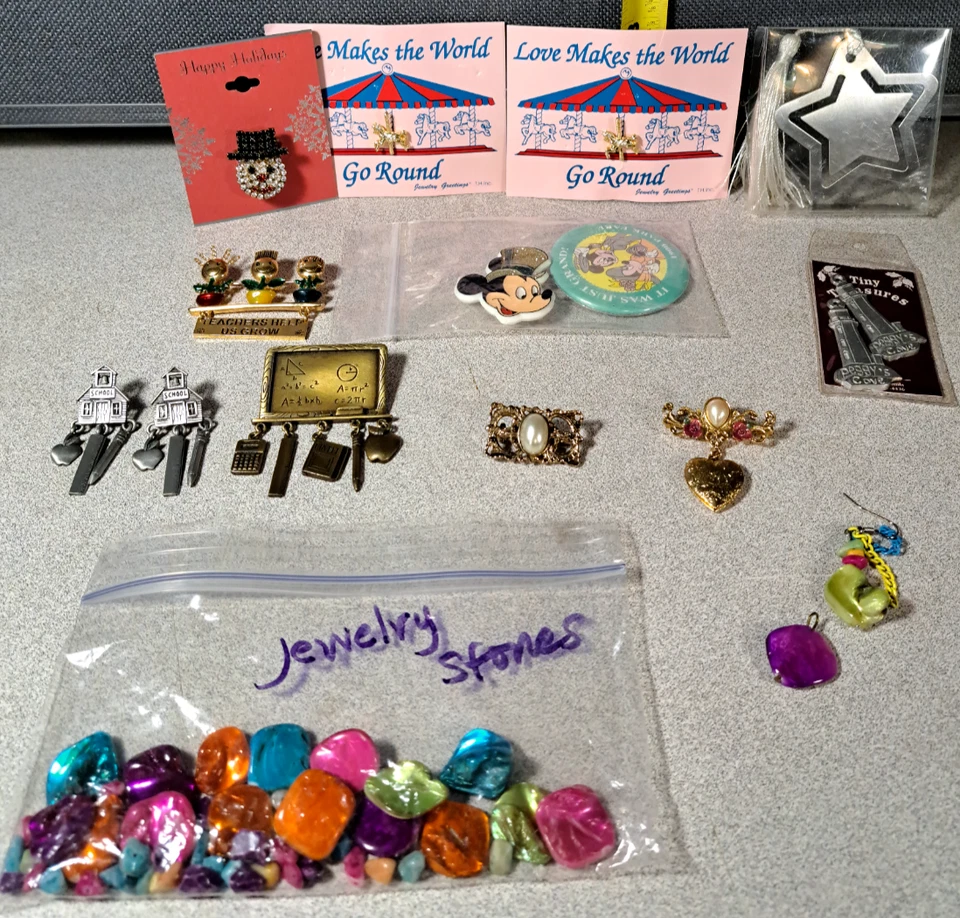 Alfileres y pendientes Dancraft, JJ, alfileres escolares, estaño, medallón y más #3695L229 Foto 1 de 4