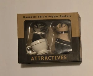 NUEVO EN CAJA Taza de té magnética Pugs Pug Pups Salero y pimentero - Imagen 1 de 3