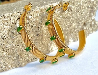 Pendiente de aro enchapado en oro de 18 quilates de acero inoxidable sin deslustre circonita cúbica en forma de C verde Foto 1 de 4